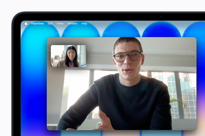 Una persona usa FaceTime en una MacBook Neo.