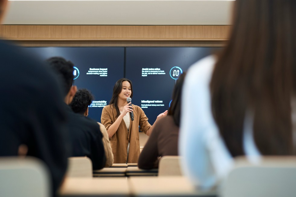 Peserta memberikan presentasi kepada rekan-rekan sekelasnya di ruang kelas modern yang ada di Apple Developer Institute for Professionals di Indonesia.