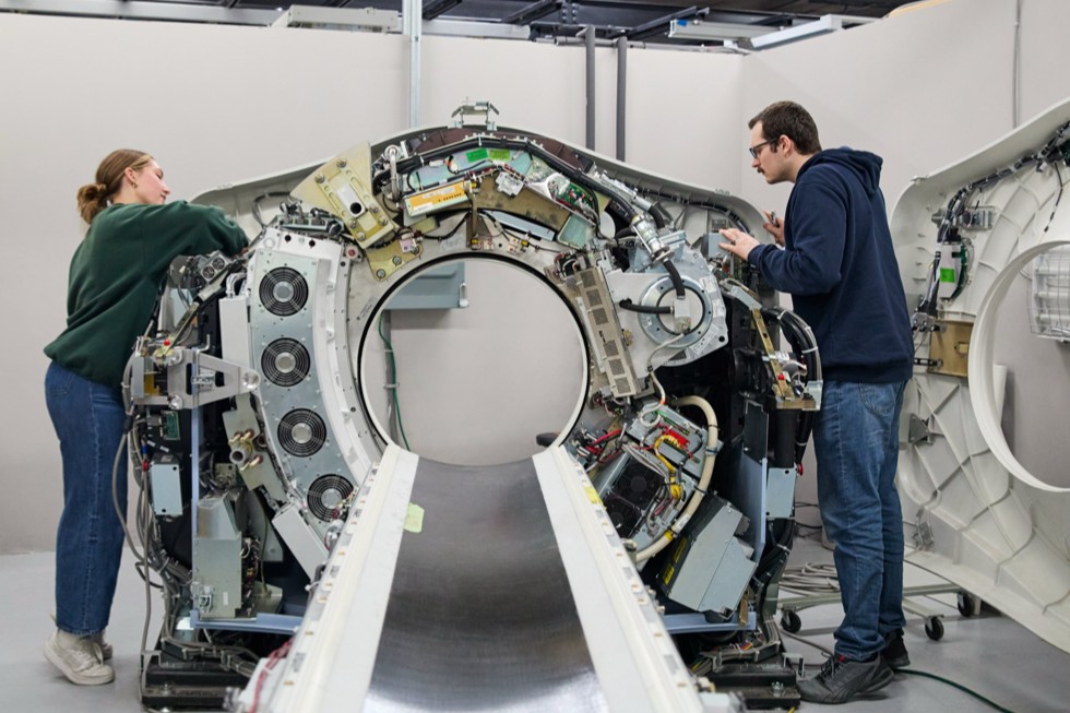 Dos personas trabajan con un equipo de resonancia magnética en las instalaciones de Block Imaging. 
