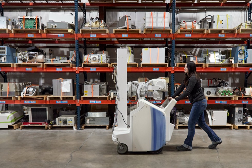 Una persona transporta un equipo de rayos X en las instalaciones de Block Imaging.