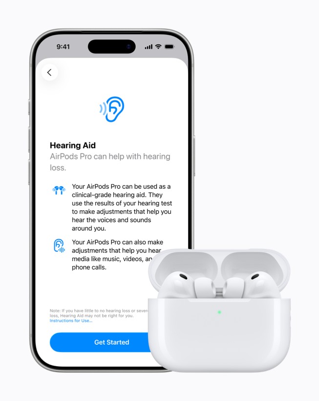 Funkce Sluchadlo zobrazená na iPhonu 17 Pro vedle AirPods Pro 3