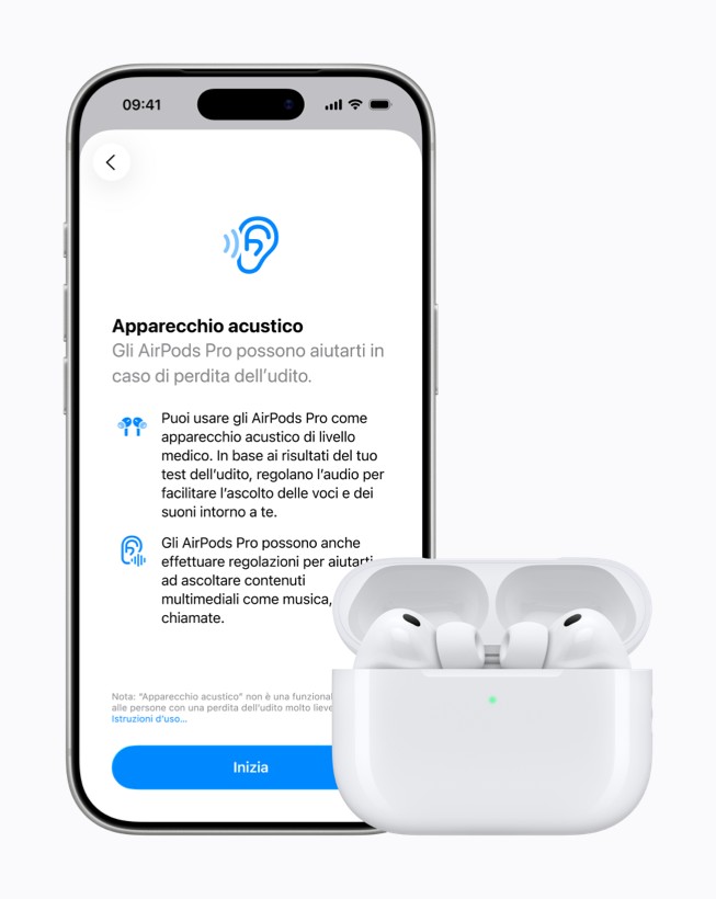 Un iPhone 17 Pro con i dettagli della funzione Apparecchio acustico, insieme a un paio di AirPods Pro 3.