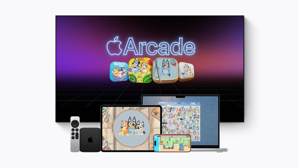 Apple Arcade 的 Bluey 合作活動畫面顯示於 Apple TV 上，一旁擺上著 iPad、Mac 和 iPhone 裝置。