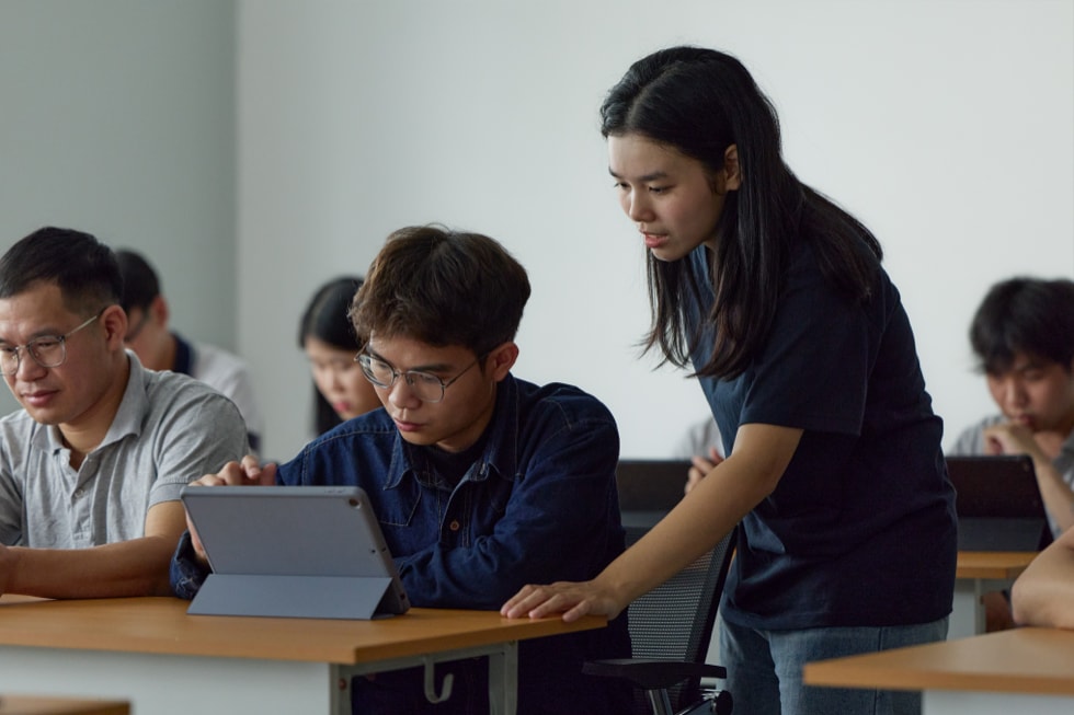 Học viên đang làm việc với iPad trong lớp học.