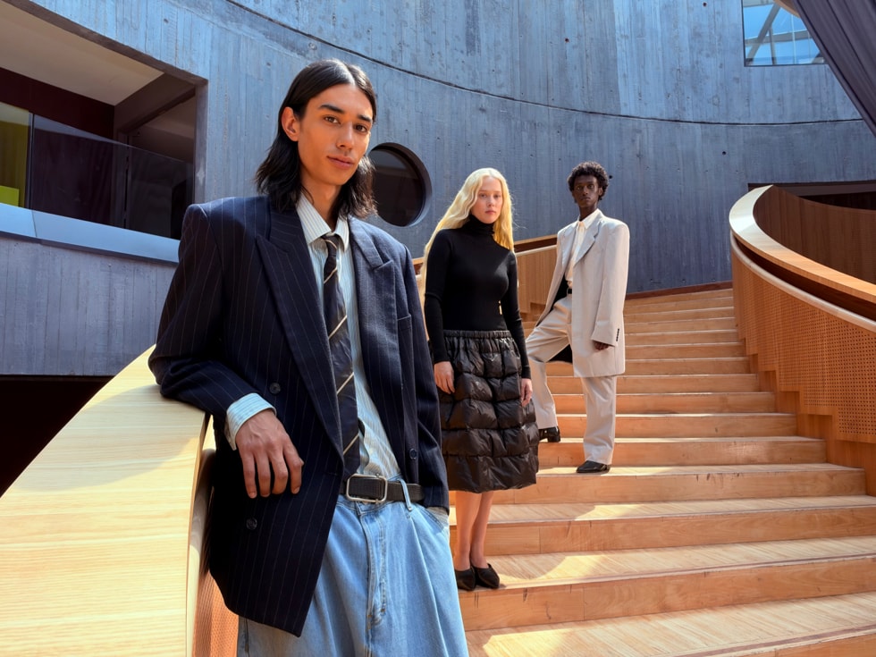 A photograph captured on iPhone 18 Pro shows people on a staircase and crisp details in the background.