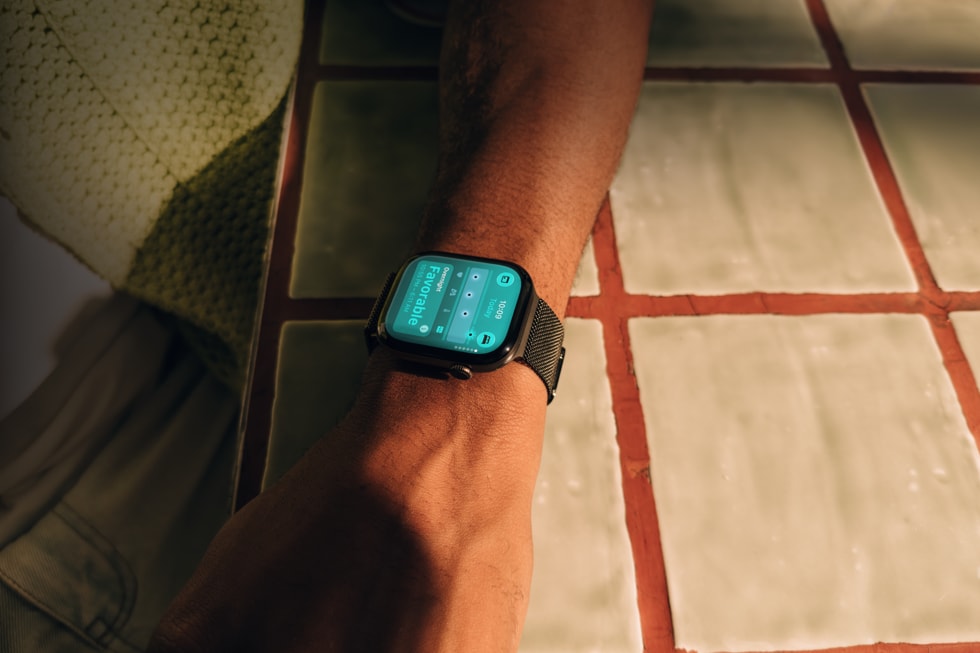 Gros plan du bras d’une personne portant une Apple Watch Series 12 au poignet.