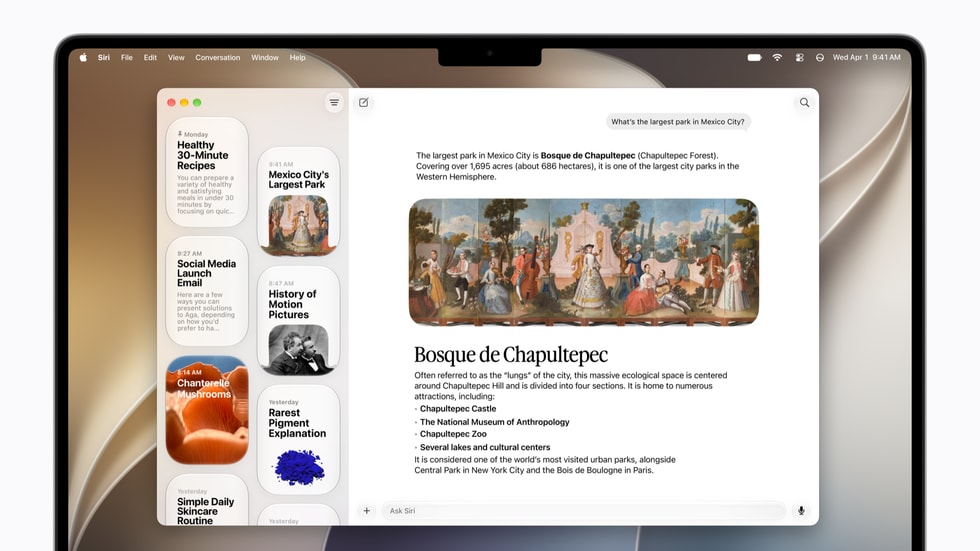 Une personne regarde l’app Siri sur son Mac.