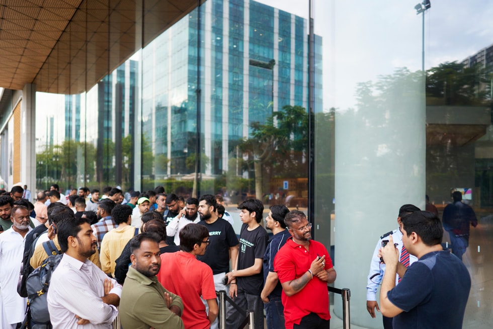 Customers wait in line outside Apple BKC.