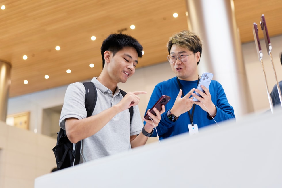 A team member gives a customer a hands-on demo of iPhone 18 Pro at Apple Jing’an.