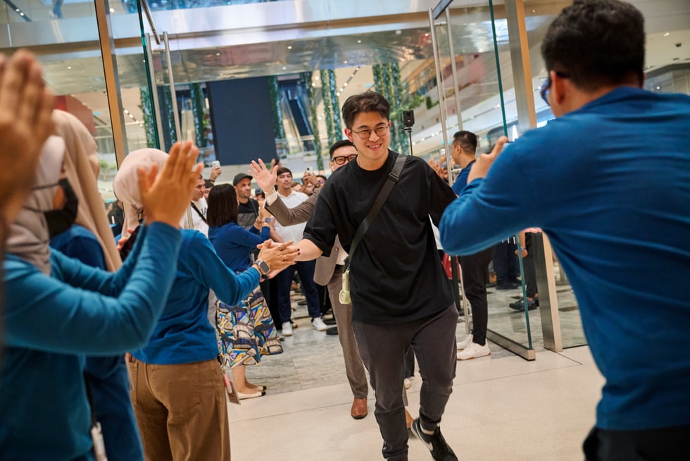 Team members greet customers as they arrive at Apple The Exchange TRX.
