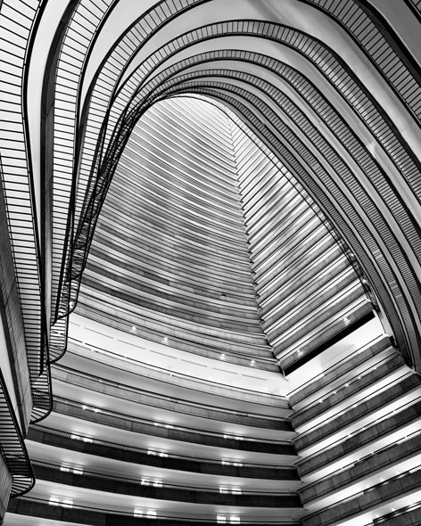 Ein Schwarz-Weiß-Foto des imposanten Atriums in einem ikonischen Hotel in Atlanta. Aufgenommen mit einem iPhone 16 Pro Max von Stephen Vanasco.