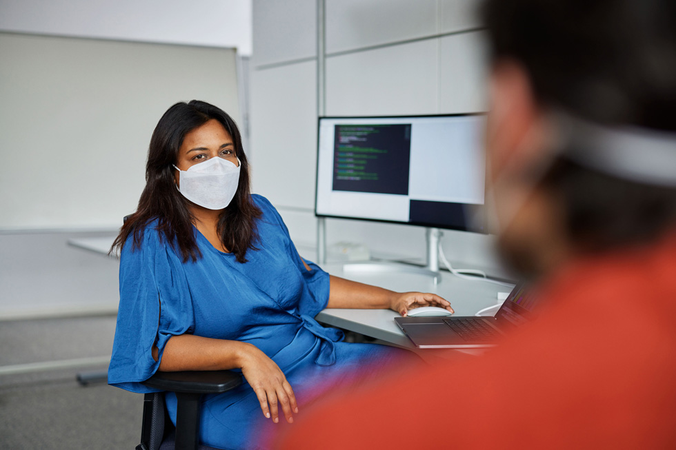 Tano Gupta med en kollega i ett mjukvara-utvecklingsområde i München