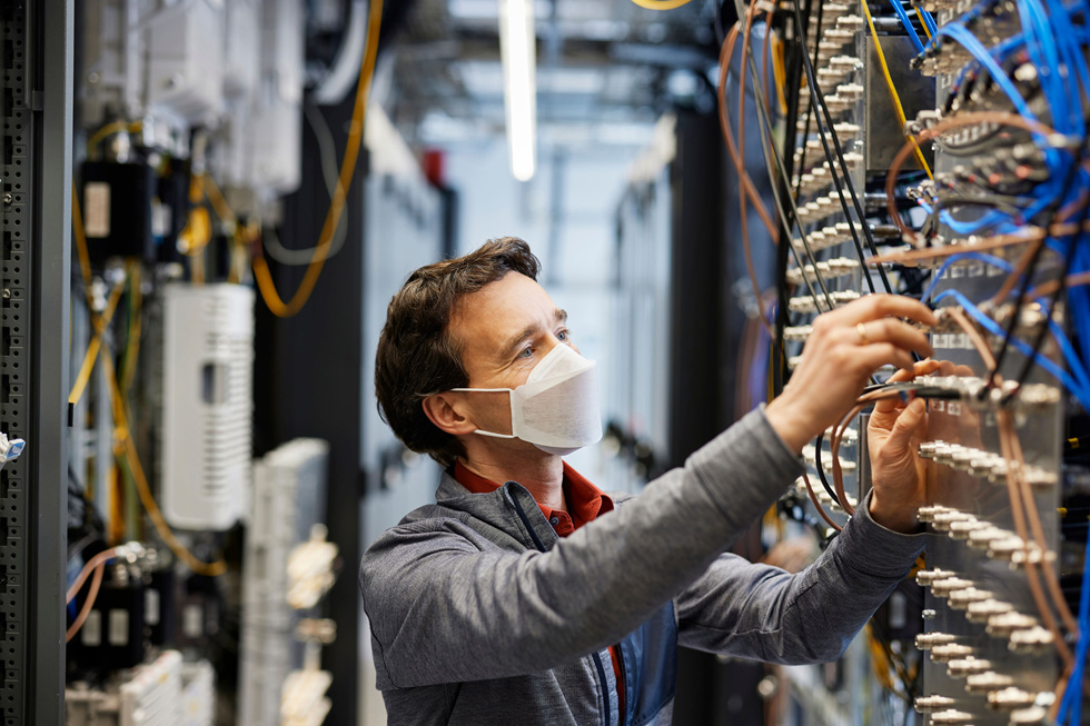 Apple ingenjör jobbar i ett labb i München