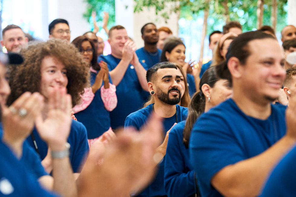 Team members welcoming customers and applauding the opening of Apple Brompton Road.