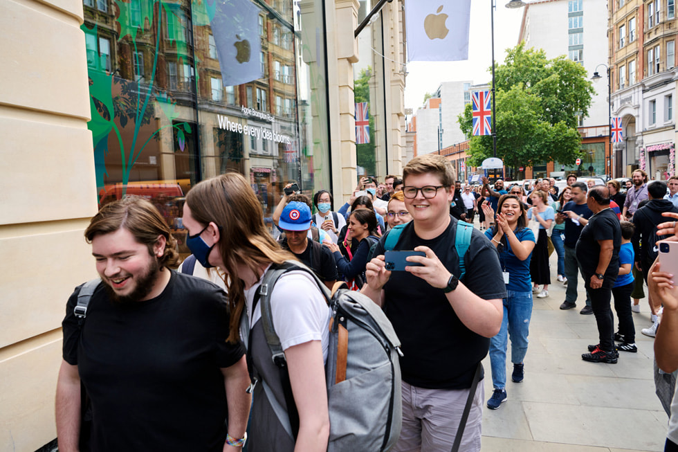 Hundreds of visitors queue outside of Apple Brompton Road.
