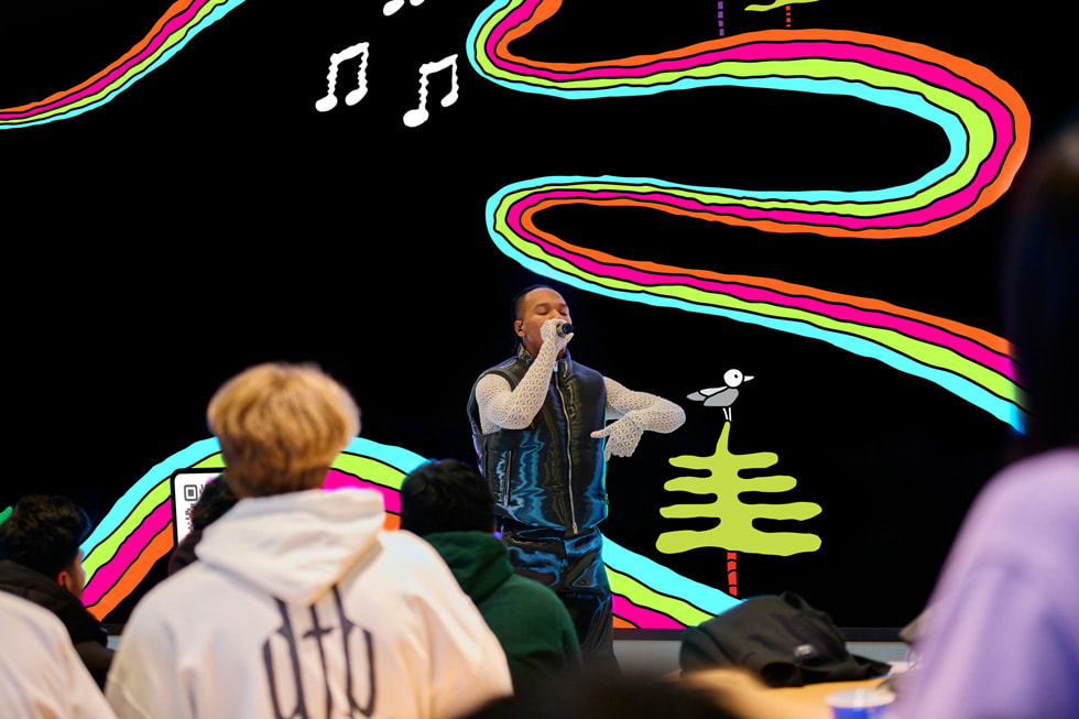 Customers enjoy a special performance by Bolsen to celebrate the opening of Apple Pacific Centre.