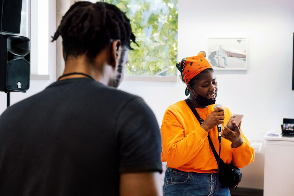 A student and a mentor at a Today at Apple Creative Studios session in London.