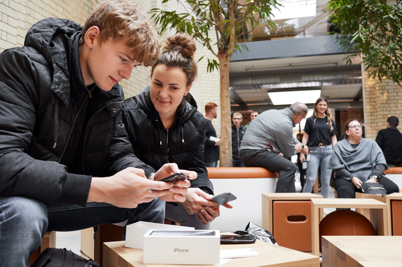 A customer unboxes his new iPhone XR.