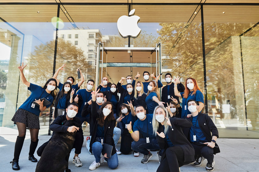Apple Bağdat Caddesi’s team members are shown.