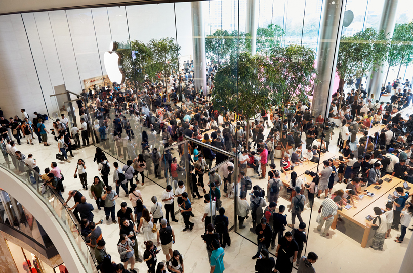 Crowds inside Apple Iconsiam.