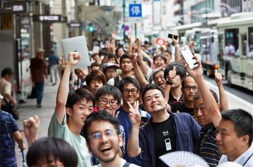 Queue of customers for Apple Kyoto along Shijō Dori.