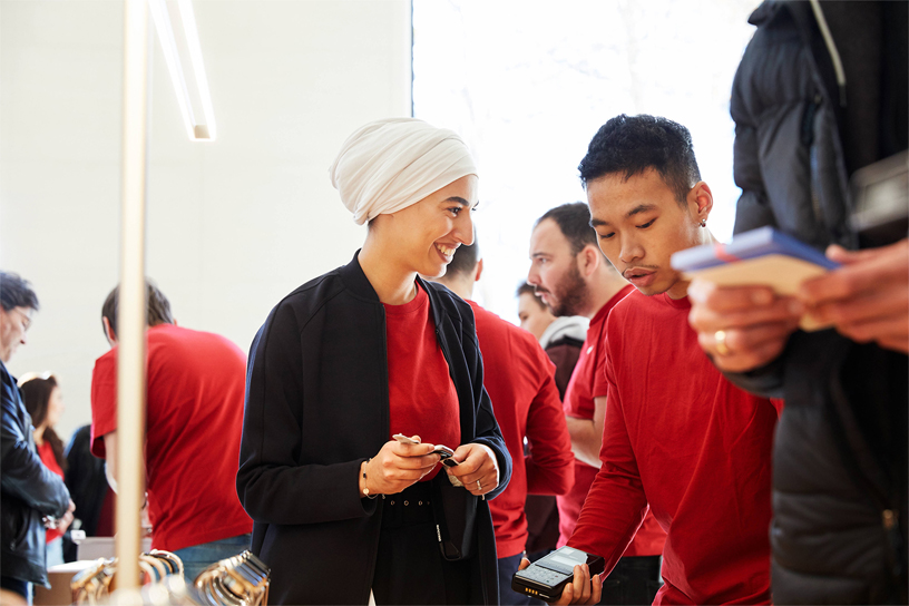 Apple team members among shoppers at Apple Champs-Élysées.