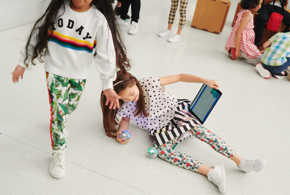 Två barn använder en iPad i en Apple butik i Europa.