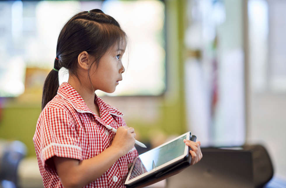 Bella Nguyen using Apple Pencil and iPad in class.