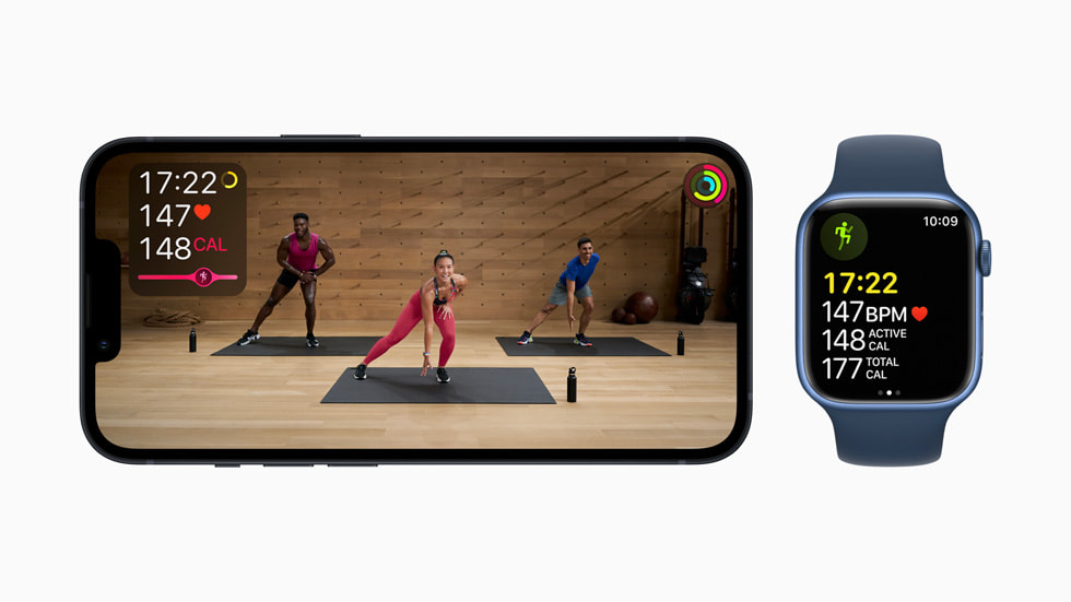 Apple Fitness+ zeigt wichtige Messwerte während eines Trainings auf einem iPhone 13 Pro und einer Apple Watch Series 7 an.
