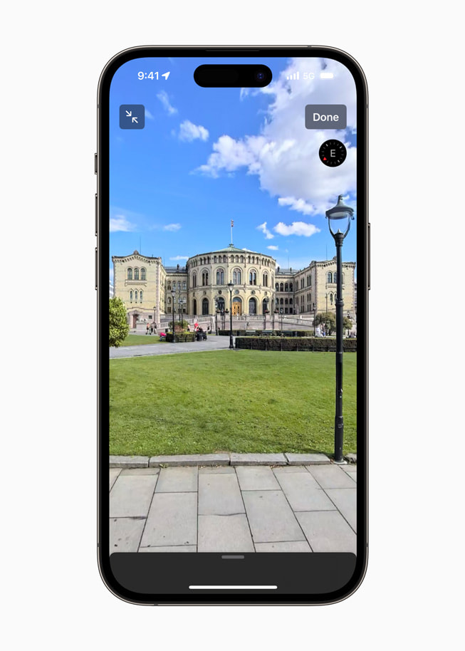 En person använder Se dig omkring i omgjorda Kartor till att titta närmare på Eidsvolls på iPhone 14 Pro.