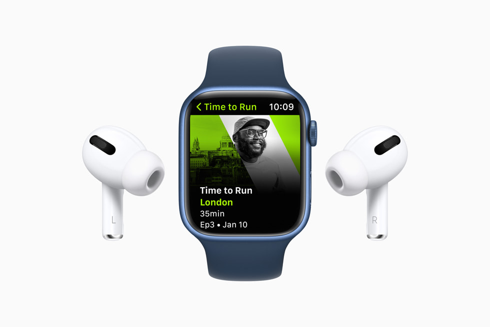 Apple Watch Series 7 mit Zeit fürs Laufen in Fitness+ zwischen AirPods Pro.
