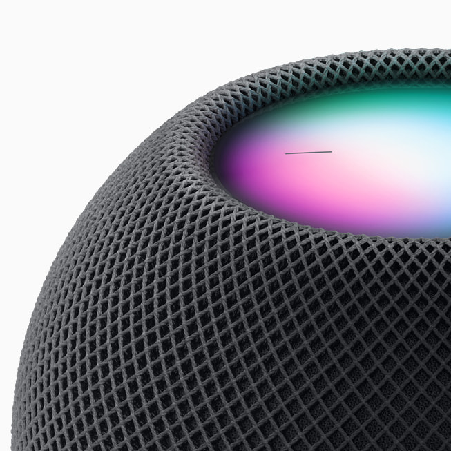 Gros plan du HomePod mini avec Siri activé.