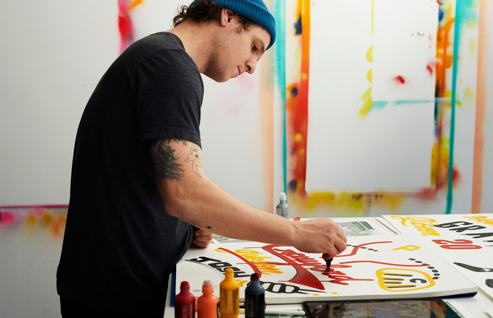 Eric “Efdot” Friedensohn drawing with markers.