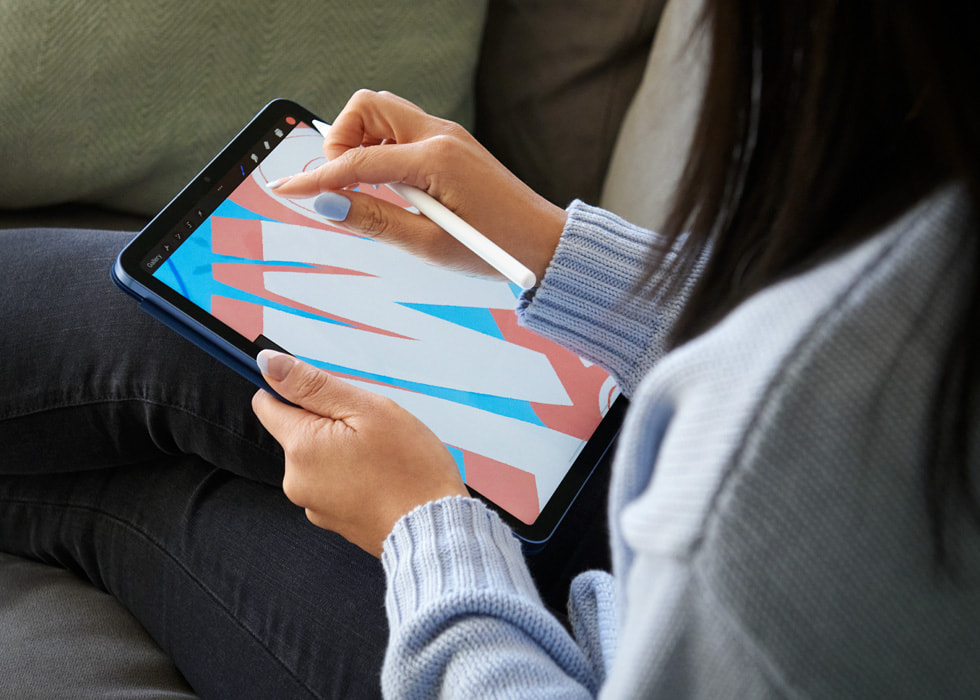 Lettering artist Belinda Kou works with iPad Air and Apple Pencil.