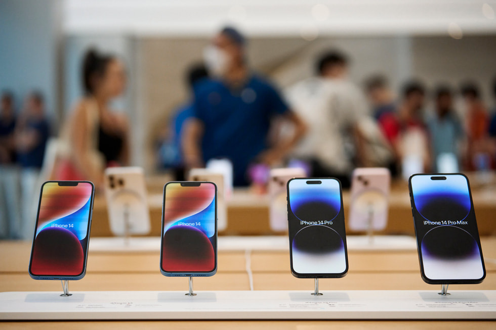 A display table at Apple Orchard Road shows iPhone 14, iPhone 14 Pro, and iPhone 14 Pro Max.