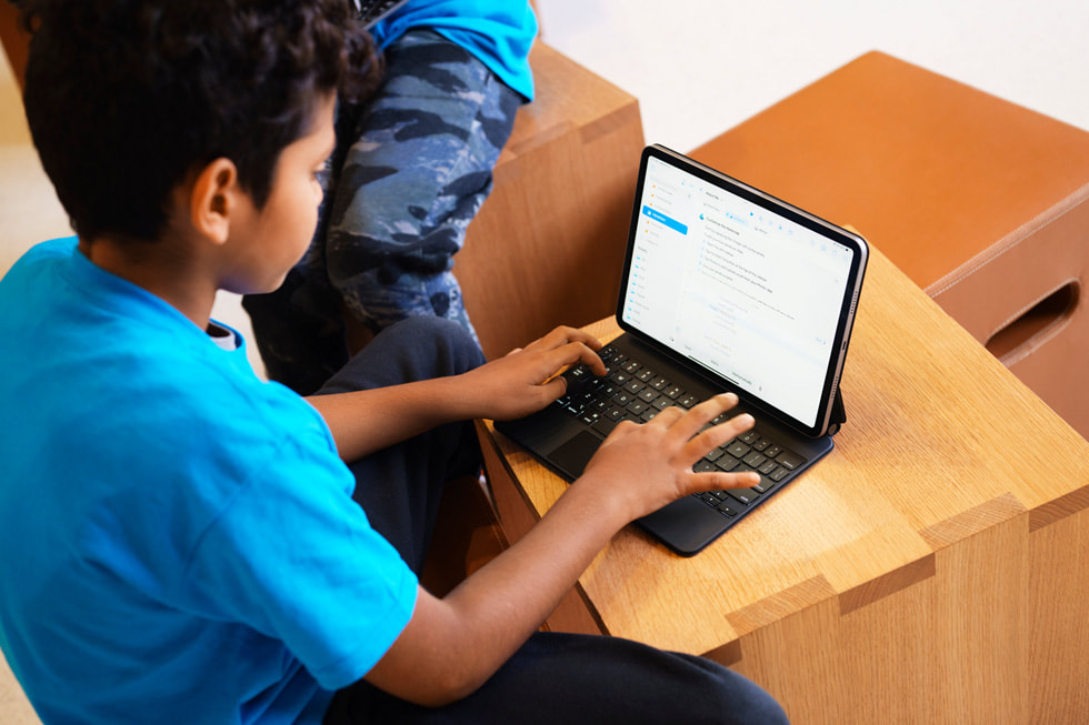 A student uses a tablet during an in-store Today at Apple session.