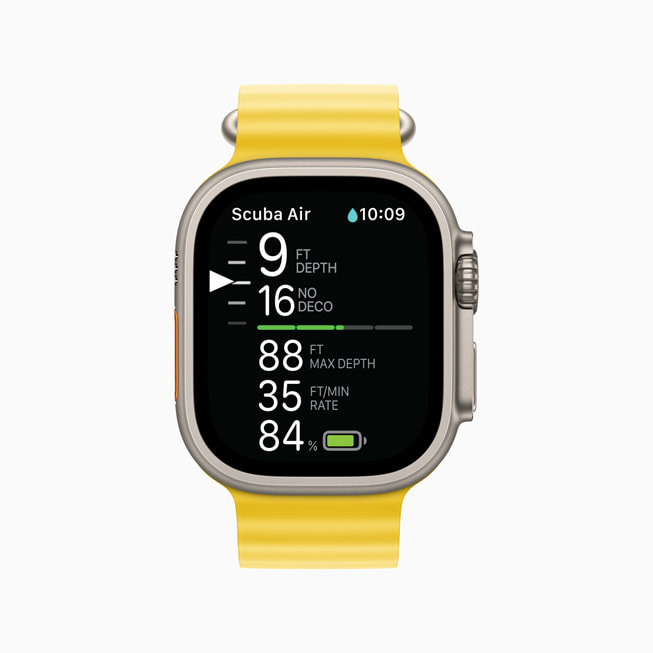 Apple Watch Ultra shows the Scuba Air screen in the Oceanic+ app.