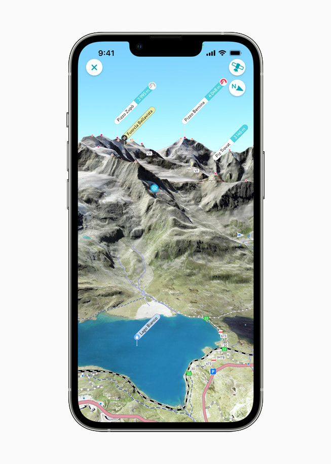 PeakVisor mostra percorsi escursionistici vicino al lago su iPhone 13 Pro.