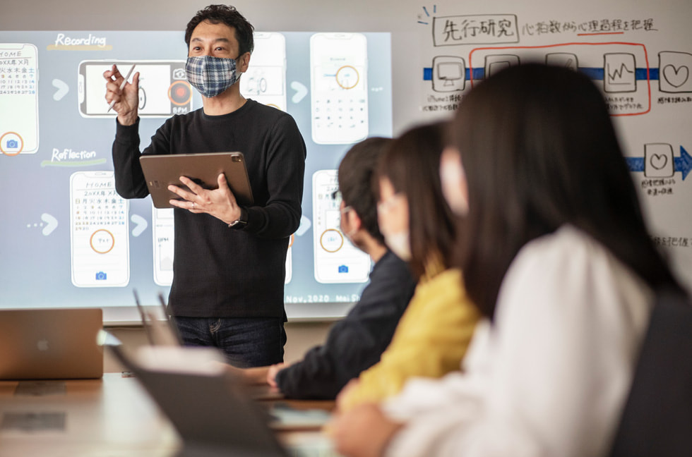 教室にいる学生と先生の様子。