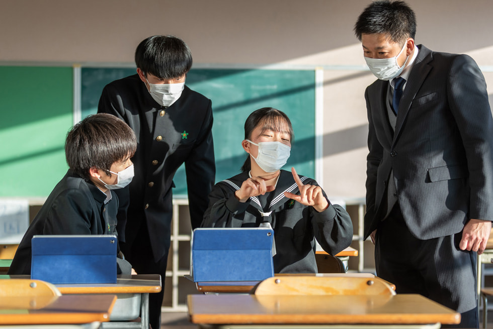 松阪市立久保中学校の湊川祐也氏と生徒たち