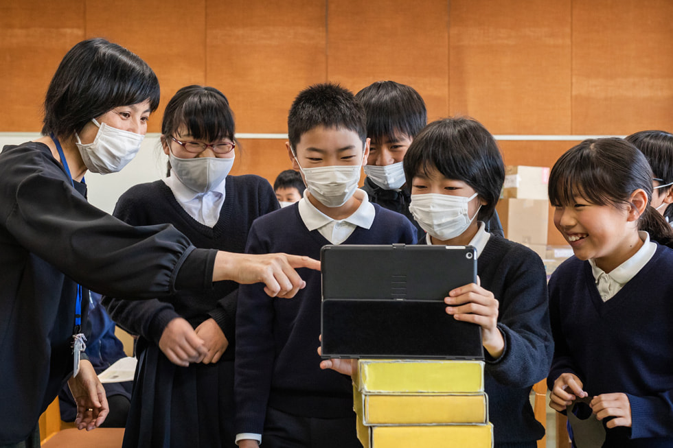 生徒と一緒にiPadを使う山下若菜氏
