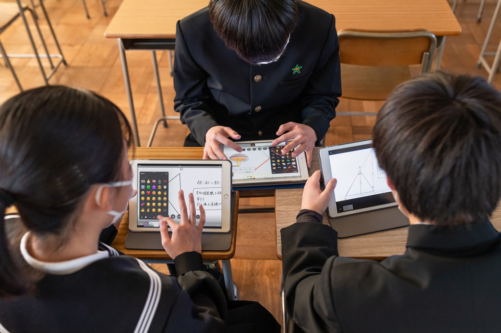 久保中学校でiPadを使う生徒たち