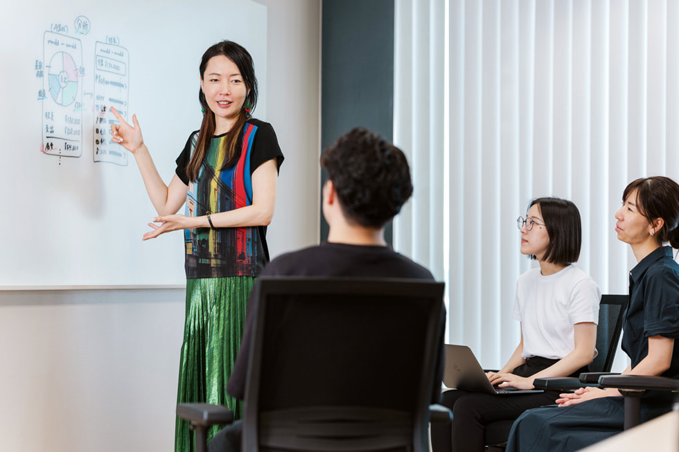 チームとのミーティングをリードする閑歳孝子氏。