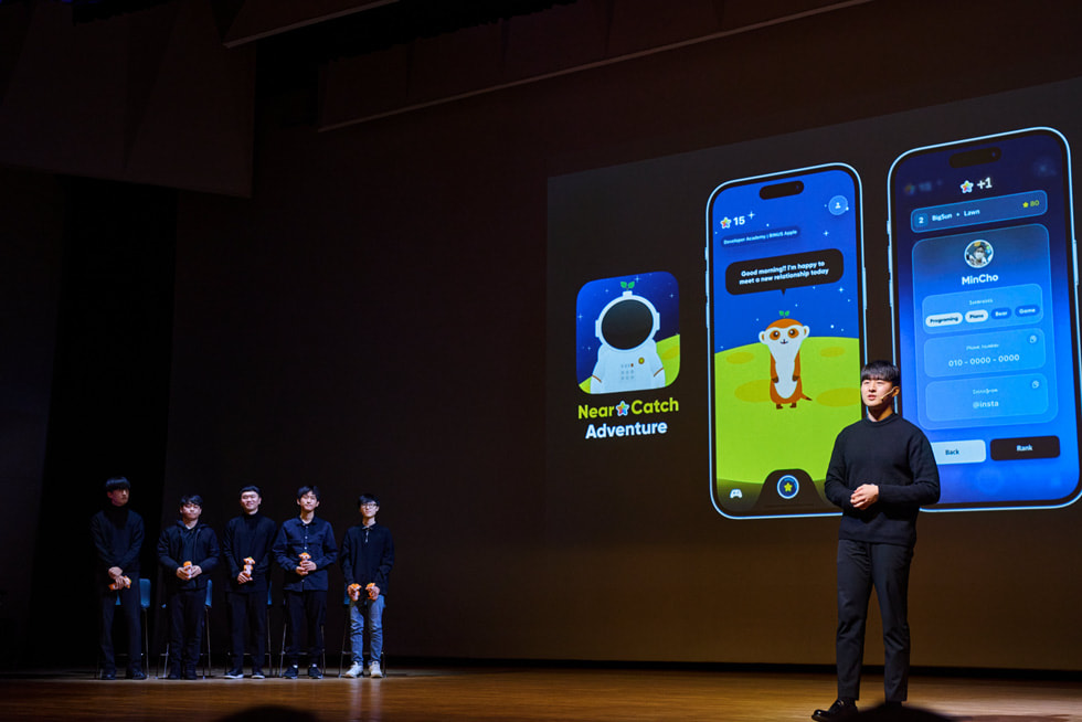 무대에 소개된 Apple 디벨로퍼 아카데미 및 Apple 제조업 R&D 지원센터