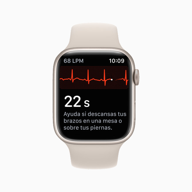 Se muestra una notificación de frecuencia cardiaca en un Apple Watch Series 7.