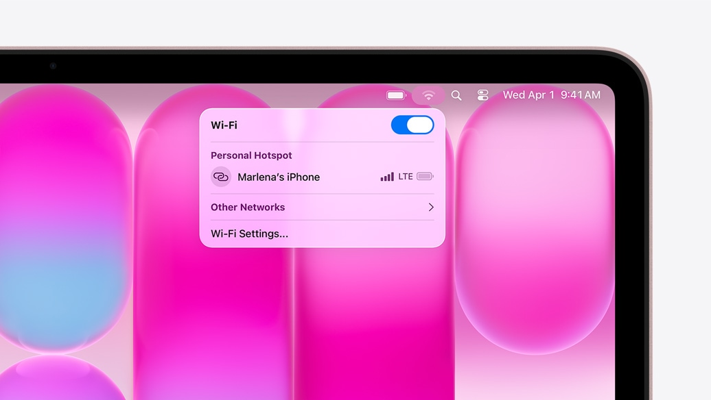 MacBook Neo, culoare Îmbujorare, meniul Wi‑Fi afișează secțiunea Hotspot personal, cu „iPhone-ul Marlenei” ca opțiune de selectat