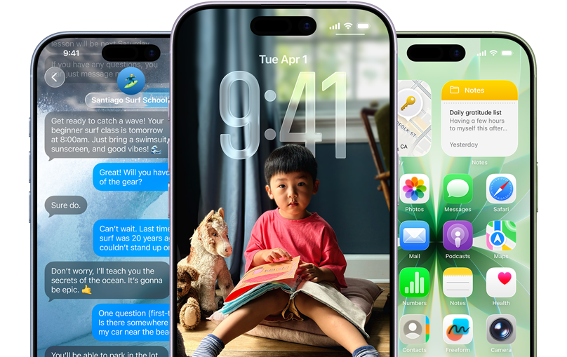 Pohľad spredu na sivomodrý, levanduľový a šalviový iPhone 17. Na obrazovkách sú funkcie iOS. Vidíme Správy s presvitajúcim pozadím, štýl Liquid Glass na zamknutej obrazovke a plochu s rôznymi apkami