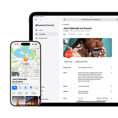 มุมมองด้านหน้าของ iPad ที่แสดงแพลตฟอร์ม Apple Business Connect ของธุรกิจแห่งหนึ่ง ด้านหน้าของ iPad มี iPhone ที่แสดงข้อมูลของธุรกิจบนแอปแผนที่ของ Apple