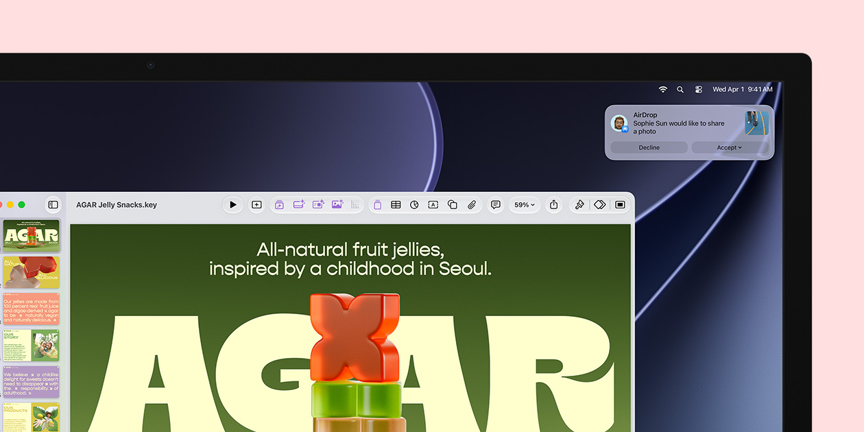 หน้าจอ Studio Display แสดง Keynote เกี่ยวกับขนมเจลลี, การแจ้งเตือนที่มุมขวาบนของหน้าจอแสดงคำขอจากอีกคนหนึ่งให้แชร์รูปภาพ