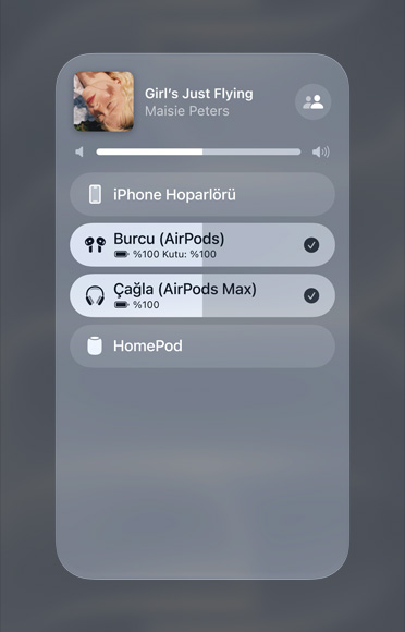 Apple Music üzerinden iki farklı çift AirPods’da çalınan bir şarkının görseli.{